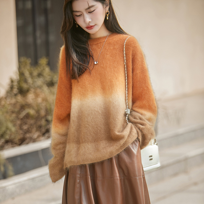 Γυναικείος πλεκτός πουλόβερ από μαλλί-κασμίρ με gradient πλέξη, στρογγυλός λαιμός, μακριά μανίκια, άνετη γραμμή