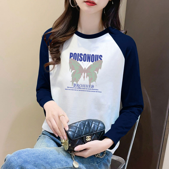 Tričko z 95% bavlny a až 30% elastánu, dlhé raglánové rukávy, okrúhly výstrih, potlač textu, japonsko-kórejský voľný štýl