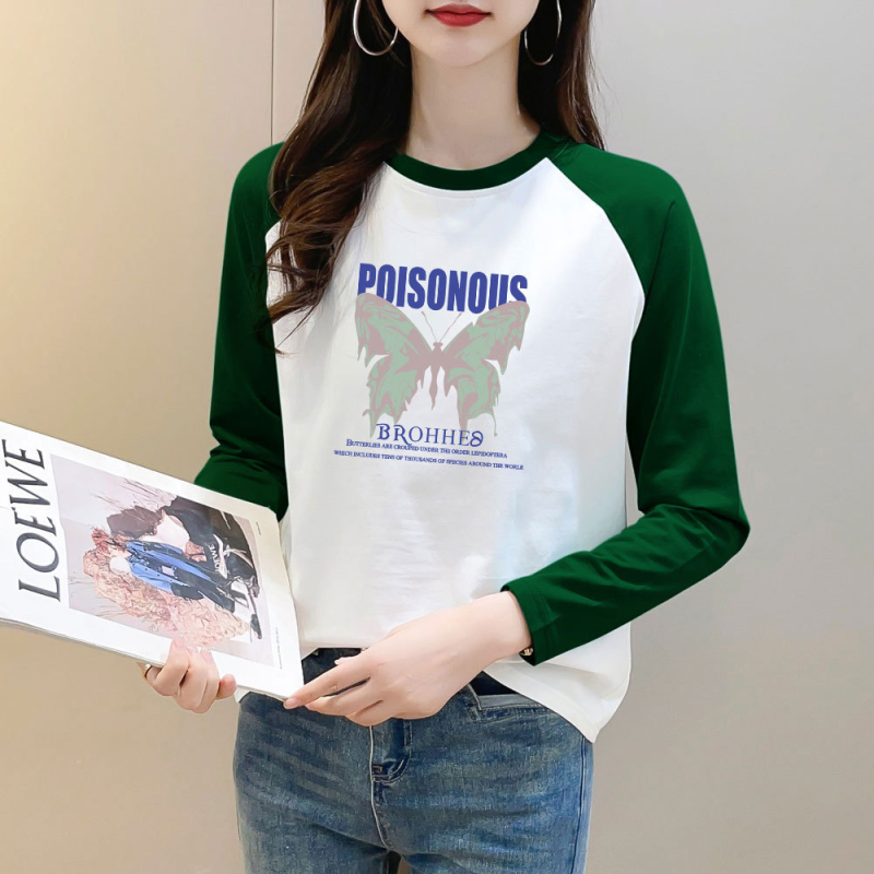 Tričko z 95% bavlny a až 30% elastánu, dlhé raglánové rukávy, okrúhly výstrih, potlač textu, japonsko-kórejský voľný štýl