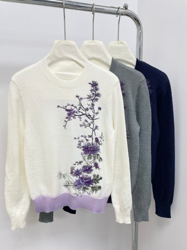 Puloveră de damă din lână-cashmere cu broderie, guler rotund, mâneci lungi, lungime regulată