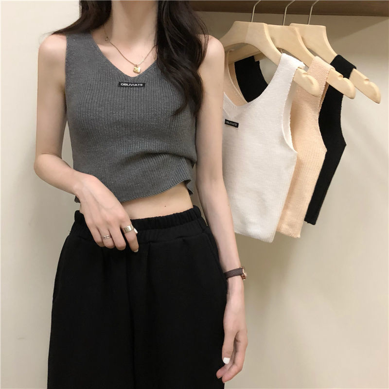 Дамски плетен потник без ръкави с V-образно деколте, черепен мотив, тънък силует, къса дължина 40–50 см