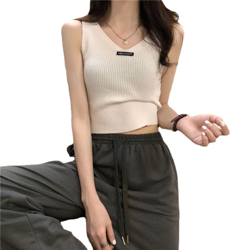 Дамски плетен потник без ръкави с V-образно деколте, черепен мотив, тънък силует, къса дължина 40–50 см