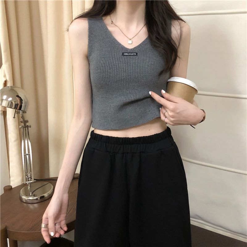 Дамски плетен потник без ръкави с V-образно деколте, черепен мотив, тънък силует, къса дължина 40–50 см