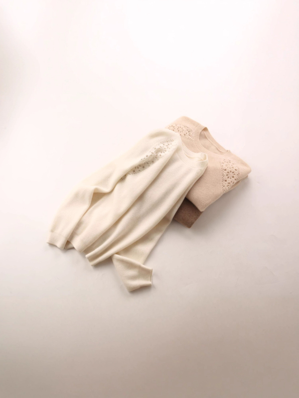 Kasmirski pulover s visokim ovratnikom i prorezanim uzorkom – 95% kašmir, dugi rukavi, jesen 2025