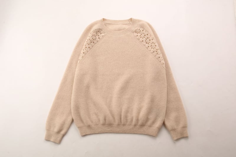 Kasmirski pulover s visokim ovratnikom i prorezanim uzorkom – 95% kašmir, dugi rukavi, jesen 2025