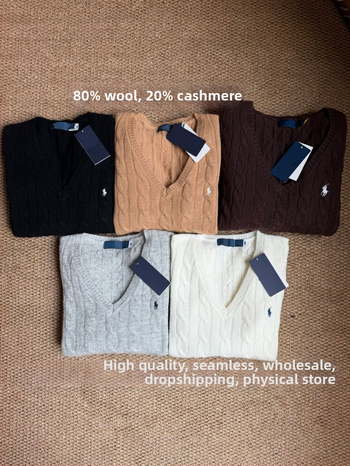 Sievietes kapucīna džemperis ar V kaklu, vilnas–kazimira maisījums (90–95% vilna, kazimira <30%), izšūts logotips ar dzīvnieku rakstu, adīts kabelveids