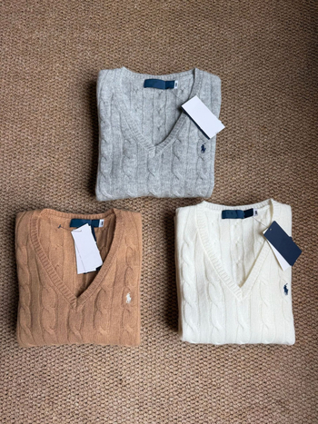 Damski kardigan s kapuljom i V-izrezom, mješavina vune i kašmira (90–95% vuna, kašmir <30%), ušiveni logotip sa životinjskim motivom, kabelski pleteni uzorak