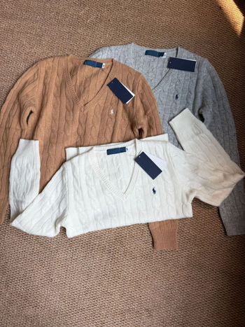 Damski kardigan s kapuljom i V-izrezom, mješavina vune i kašmira (90–95% vuna, kašmir <30%), ušiveni logotip sa životinjskim motivom, kabelski pleteni uzorak