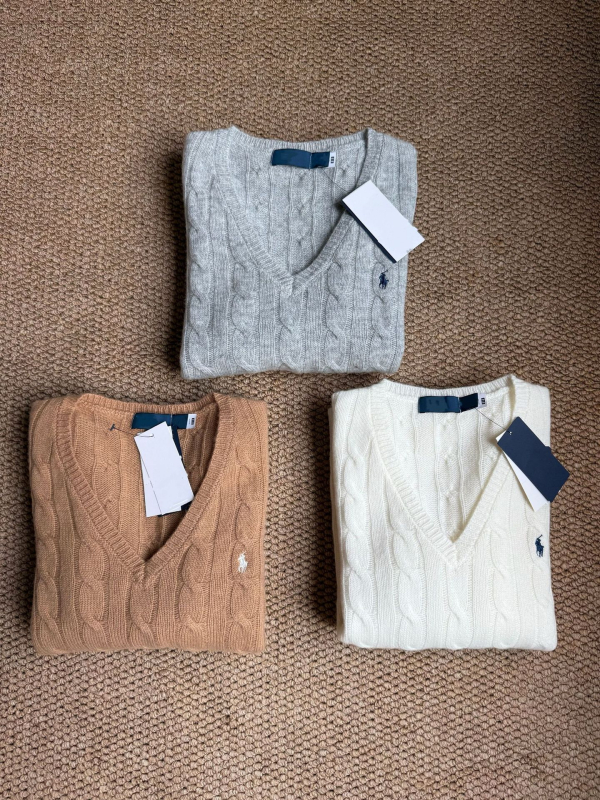 Damski kardigan s kapuljom i V-izrezom, mješavina vune i kašmira (90–95% vuna, kašmir <30%), ušiveni logotip sa životinjskim motivom, kabelski pleteni uzorak