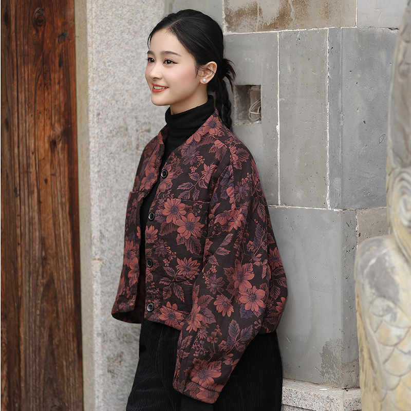 Kratki pamučni kaput s Arctic fleece punom, floralni uzorak, twill pamuk-lina, stojeći ovratnik, front s kopčama, padovi ramena, nostalgični retro stil, Zima 2025