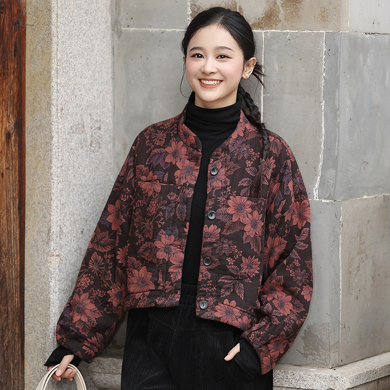 Kratki pamučni kaput s Arctic fleece punom, floralni uzorak, twill pamuk-lina, stojeći ovratnik, front s kopčama, padovi ramena, nostalgični retro stil, Zima 2025