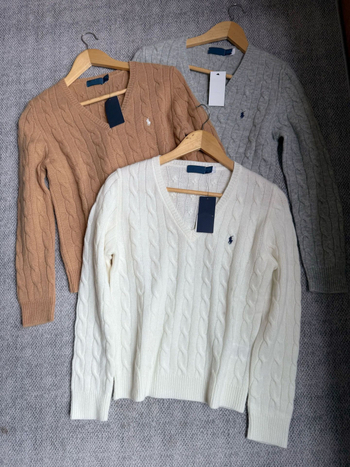 Ženski pulover od vune i kašmira, V-izrez, uski kroj, dugi rukavi, vezeni detalji, sadržaj 90–95% vuna i do 30% kašmira