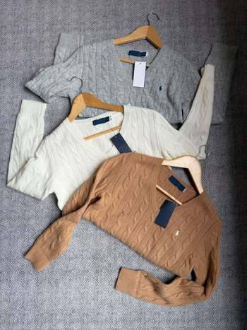 Ženski pulover od vune i kašmira, V-izrez, uski kroj, dugi rukavi, vezeni detalji, sadržaj 90–95% vuna i do 30% kašmira