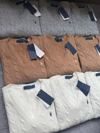 Ženski pulover od vune i kašmira, V-izrez, uski kroj, dugi rukavi, vezeni detalji, sadržaj 90–95% vuna i do 30% kašmira