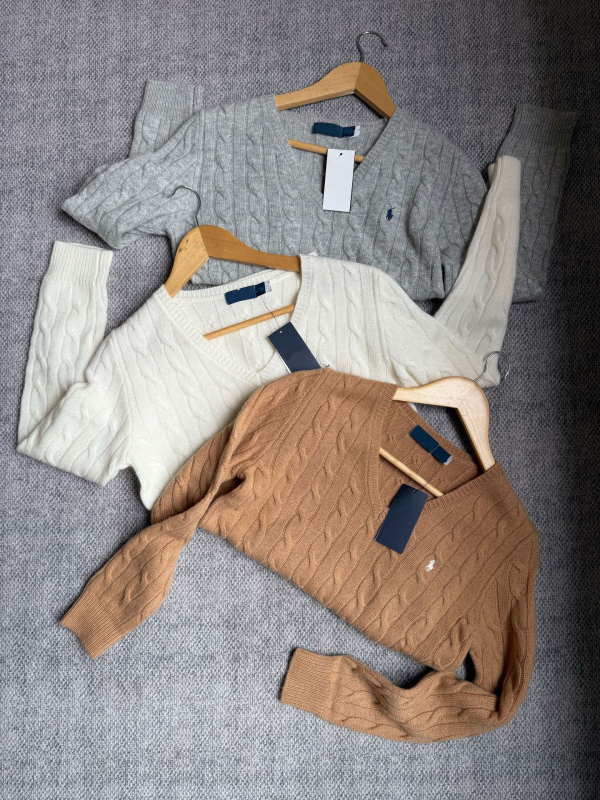 Ženski pulover od vune i kašmira, V-izrez, uski kroj, dugi rukavi, vezeni detalji, sadržaj 90–95% vuna i do 30% kašmira