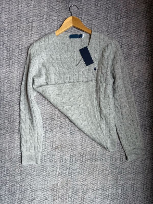 Ženski pulover od vune i kašmira, V-izrez, uski kroj, dugi rukavi, vezeni detalji, sadržaj 90–95% vuna i do 30% kašmira