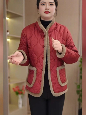 Sieviešu bieza jaka no poliestera kokvilnas pildījumu, apkakle ar kažokādu, stāvošā apkakle, vidējā garuma 50–65 cm, garas piedurknes, brīvs piegriezums