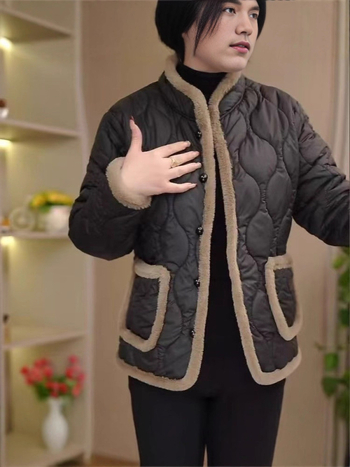 Sieviešu bieza jaka no poliestera kokvilnas pildījumu, apkakle ar kažokādu, stāvošā apkakle, vidējā garuma 50–65 cm, garas piedurknes, brīvs piegriezums