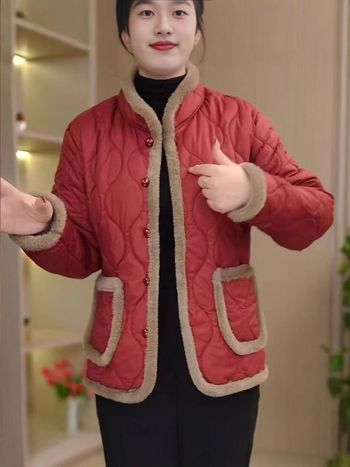 Sieviešu bieza jaka no poliestera kokvilnas pildījumu, apkakle ar kažokādu, stāvošā apkakle, vidējā garuma 50–65 cm, garas piedurknes, brīvs piegriezums