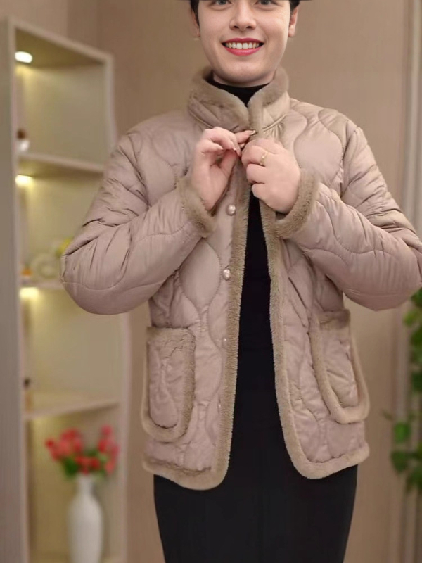 Sieviešu bieza jaka no poliestera kokvilnas pildījumu, apkakle ar kažokādu, stāvošā apkakle, vidējā garuma 50–65 cm, garas piedurknes, brīvs piegriezums