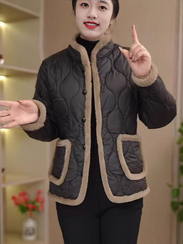 Sieviešu bieza jaka no poliestera kokvilnas pildījumu, apkakle ar kažokādu, stāvošā apkakle, vidējā garuma 50–65 cm, garas piedurknes, brīvs piegriezums