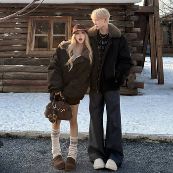 Пилотно яке, свободна кройка, закопчаване с цип, пълнител коприна-полиестер, яка с лацкан, без качулка