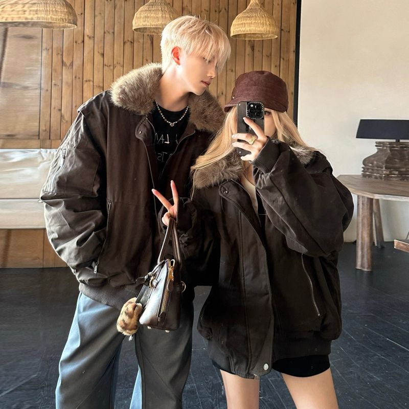 Пилотно яке, свободна кройка, закопчаване с цип, пълнител коприна-полиестер, яка с лацкан, без качулка