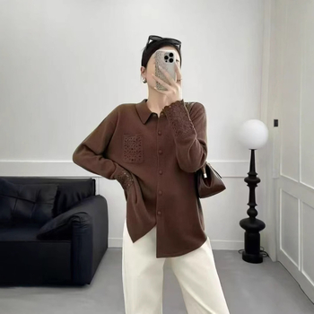 Cardigan od vunene smjese, široki kroj, ovratnik s reverom, dugi rukavi, ukrasna izrezana detalja — zimska kolekcija 2025