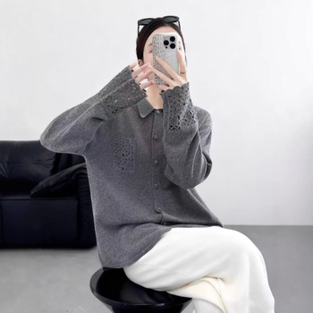 Cardigan od vunene smjese, široki kroj, ovratnik s reverom, dugi rukavi, ukrasna izrezana detalja — zimska kolekcija 2025