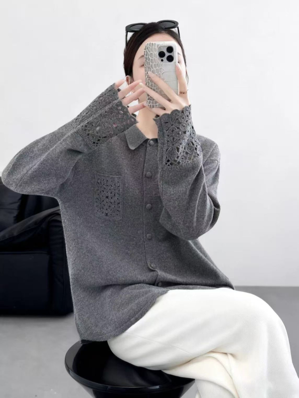 Cardigan od vunene smjese, široki kroj, ovratnik s reverom, dugi rukavi, ukrasna izrezana detalja — zimska kolekcija 2025