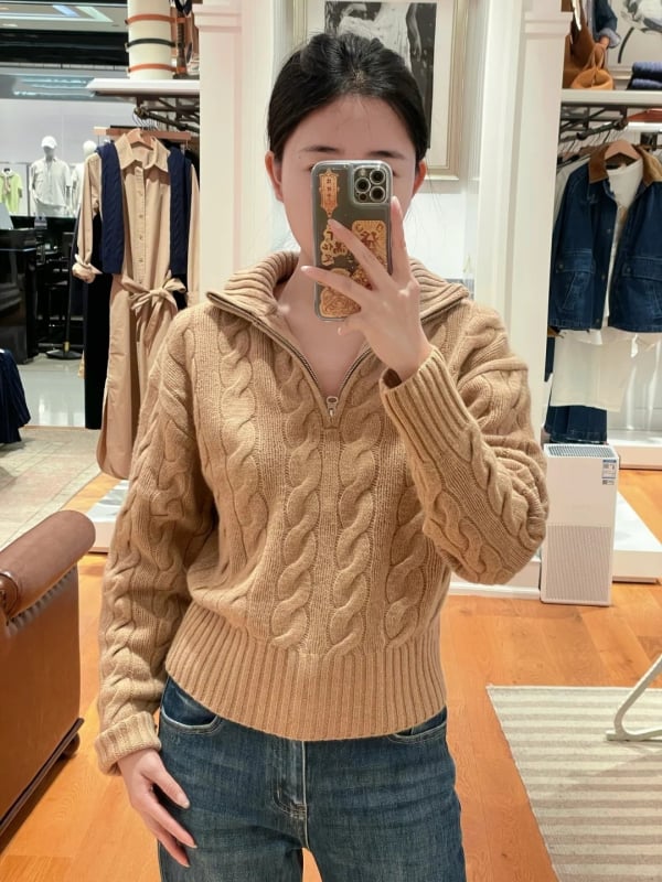 Džemper s kapuljom od vune i kašmira, šivani logo ponija, polovični zip, kabelski pleteni uzorak