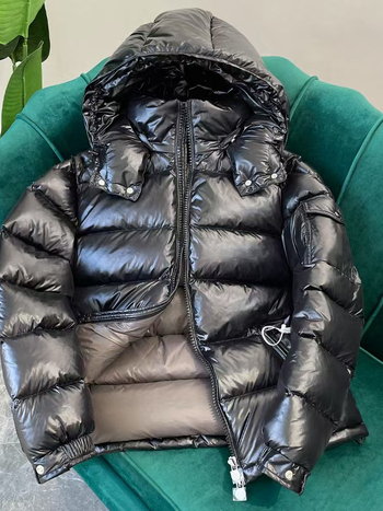 Jakna s perjem patke, udio perja 65–70%, debela izolacija, kapuljača, stojeći ovratnik i zip