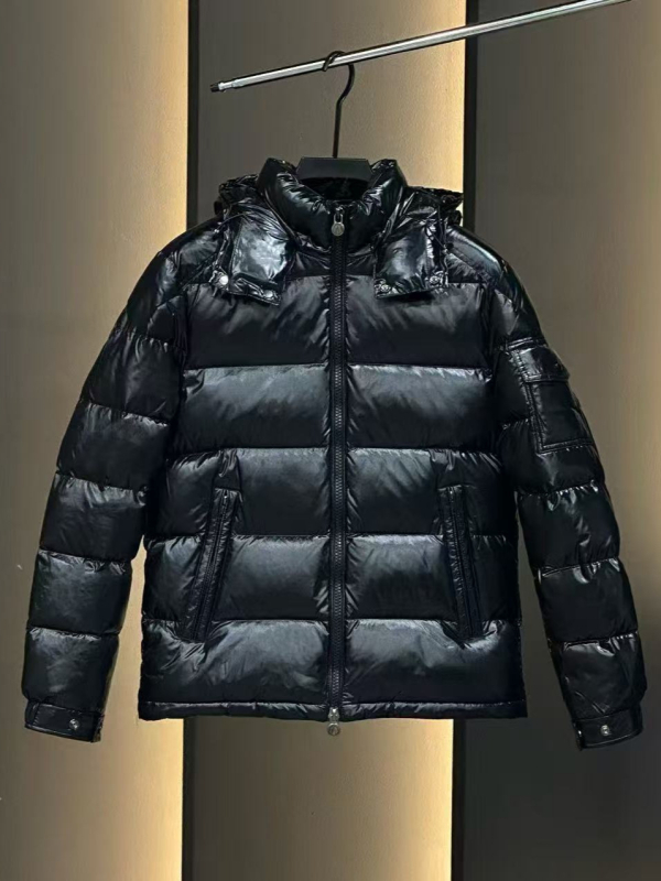 Jakna s perjem patke, udio perja 65–70%, debela izolacija, kapuljača, stojeći ovratnik i zip