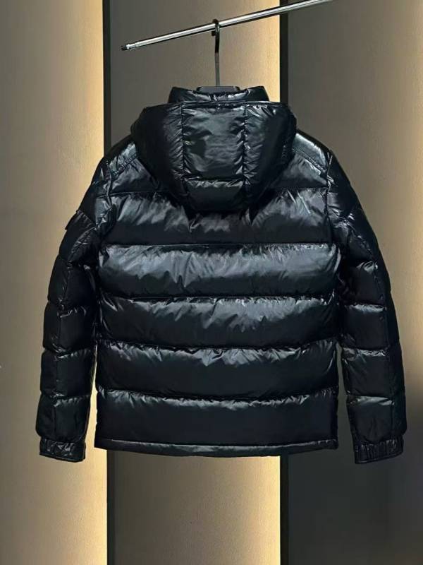 Jakna s perjem patke, udio perja 65–70%, debela izolacija, kapuljača, stojeći ovratnik i zip