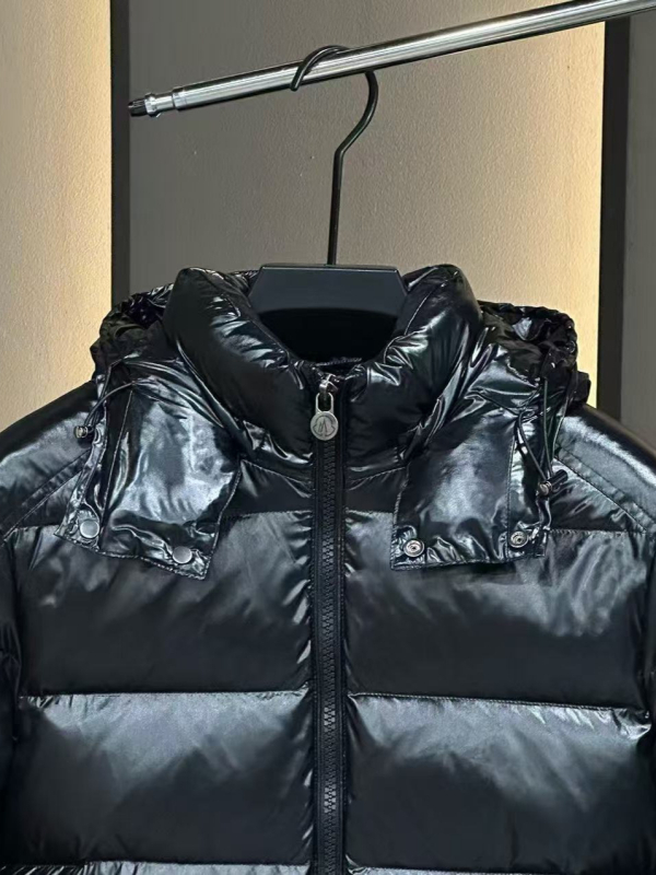 Jakna s perjem patke, udio perja 65–70%, debela izolacija, kapuljača, stojeći ovratnik i zip