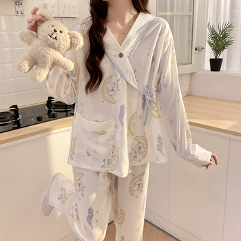 Trudnički pidžama set u kardigan stilu, dugi rukavi, hlače, poliester-pamučna smjesa (95–100% poliester), pogodan za ljeto i jesen