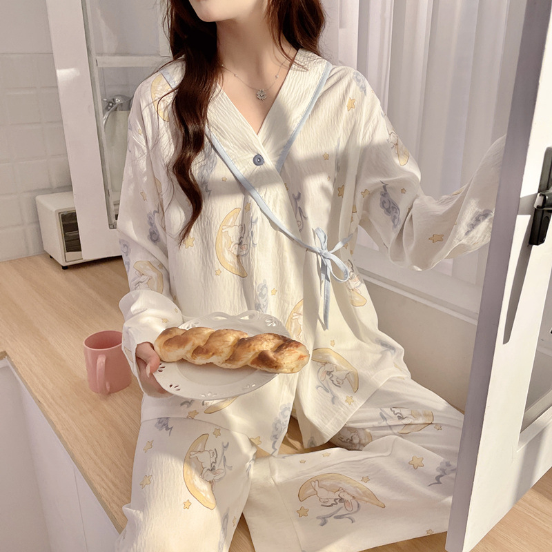 Trudnički pidžama set u kardigan stilu, dugi rukavi, hlače, poliester-pamučna smjesa (95–100% poliester), pogodan za ljeto i jesen