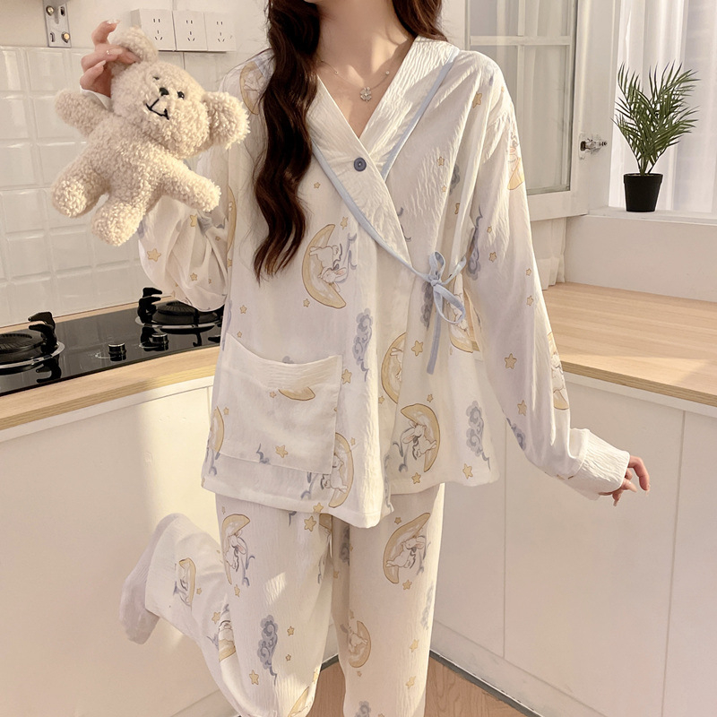 Trudnički pidžama set u kardigan stilu, dugi rukavi, hlače, poliester-pamučna smjesa (95–100% poliester), pogodan za ljeto i jesen