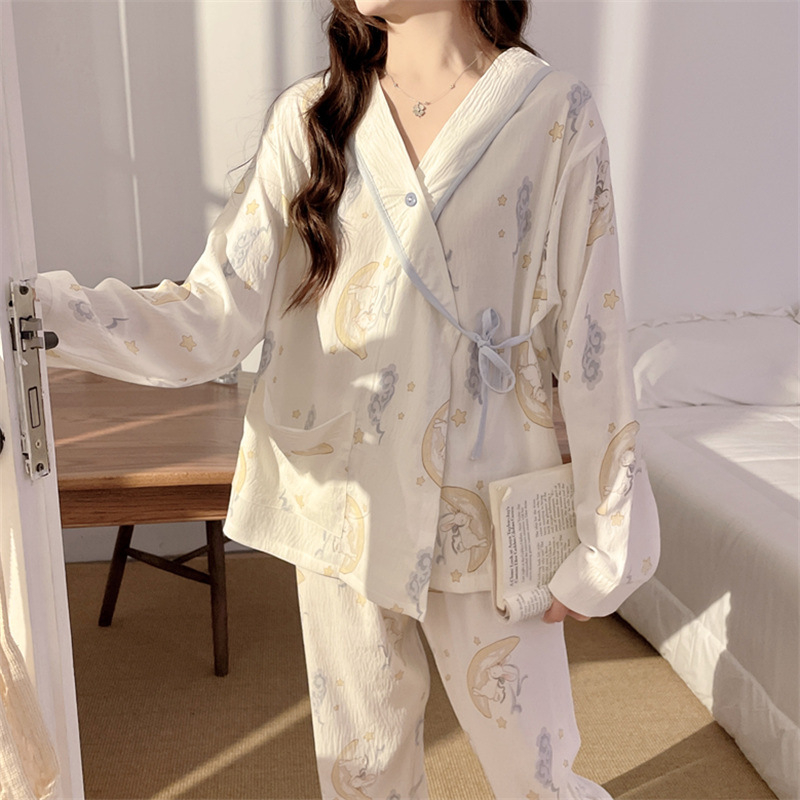 Trudnički pidžama set u kardigan stilu, dugi rukavi, hlače, poliester-pamučna smjesa (95–100% poliester), pogodan za ljeto i jesen