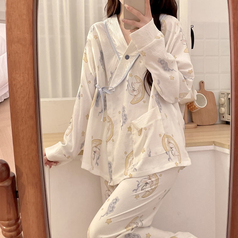 Trudnički pidžama set u kardigan stilu, dugi rukavi, hlače, poliester-pamučna smjesa (95–100% poliester), pogodan za ljeto i jesen