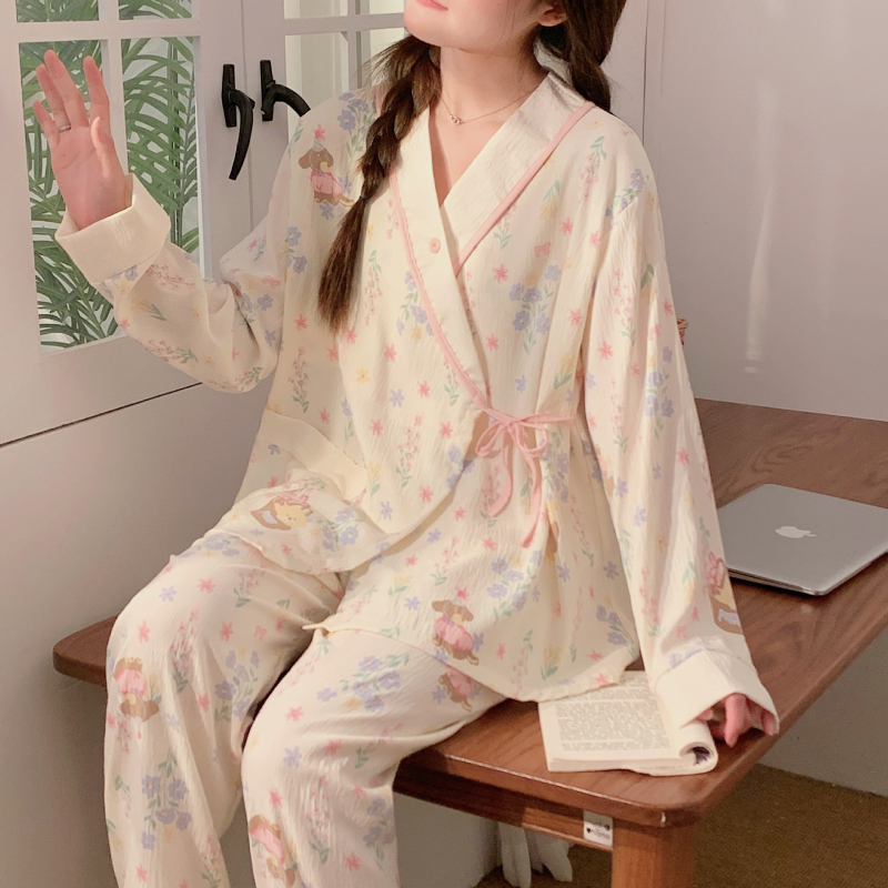 Trudnički pidžama set u kardigan stilu, dugi rukavi, hlače, poliester-pamučna smjesa (95–100% poliester), pogodan za ljeto i jesen