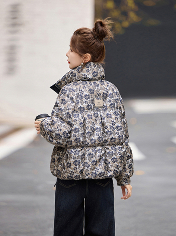 Geacă damă din puf de rață, jacquard, guler înalt, fermoar, lungime medie 50–65 cm, poliester