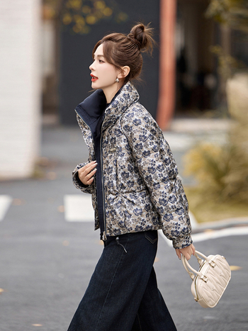 Geacă damă din puf de rață, jacquard, guler înalt, fermoar, lungime medie 50–65 cm, poliester