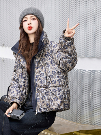 Geacă damă din puf de rață, jacquard, guler înalt, fermoar, lungime medie 50–65 cm, poliester