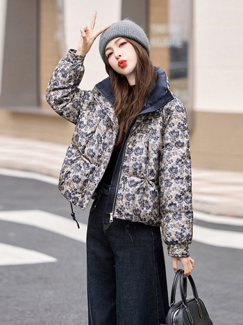 Geacă damă din puf de rață, jacquard, guler înalt, fermoar, lungime medie 50–65 cm, poliester