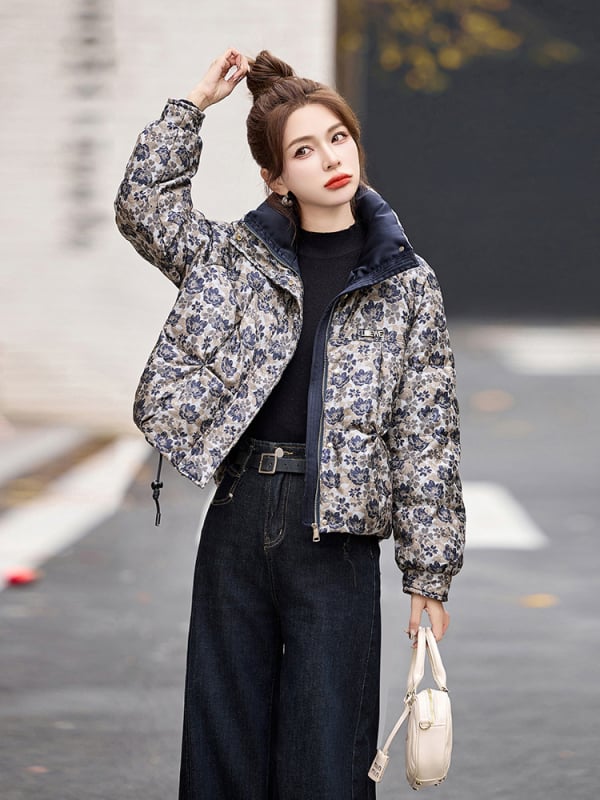 Geacă damă din puf de rață, jacquard, guler înalt, fermoar, lungime medie 50–65 cm, poliester