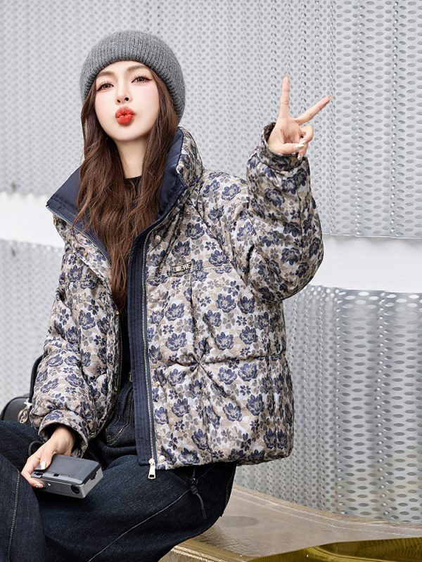 Geacă damă din puf de rață, jacquard, guler înalt, fermoar, lungime medie 50–65 cm, poliester