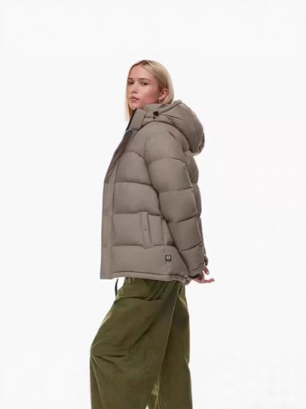 Jakna s kapuljom od gusjeg perja, udoban kroj; punjenje perjem 201–300 g, postotak perja 56–70%, debeli materijal, zatvarač