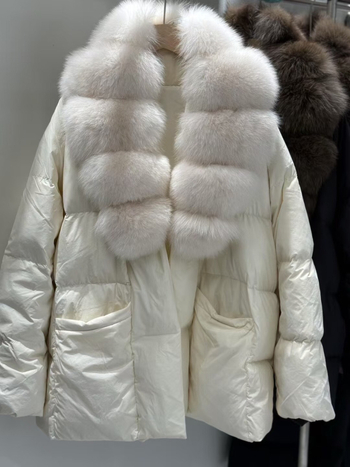 Rókaszőr galléros téli pehelydzseki, derékon fűzős szabás, fehér kacsa pehelytöltet, poliészter külső anyag, középső hosszúságú 50–65 cm