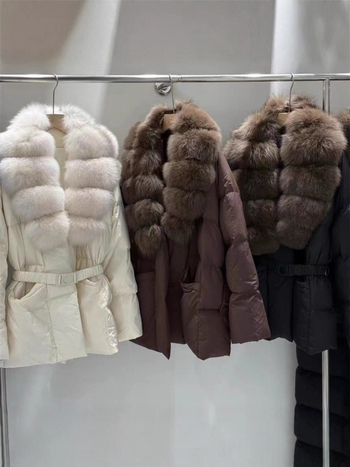 Rókaszőr galléros téli pehelydzseki, derékon fűzős szabás, fehér kacsa pehelytöltet, poliészter külső anyag, középső hosszúságú 50–65 cm